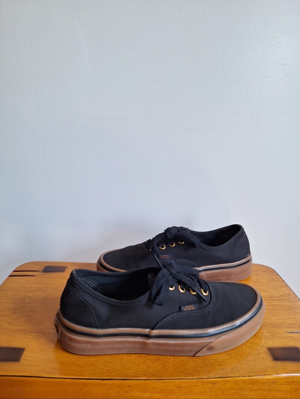 Vans Authentic Skate Shoe   Black / Gum Women's Size 7.5 - Picture 3 of 10